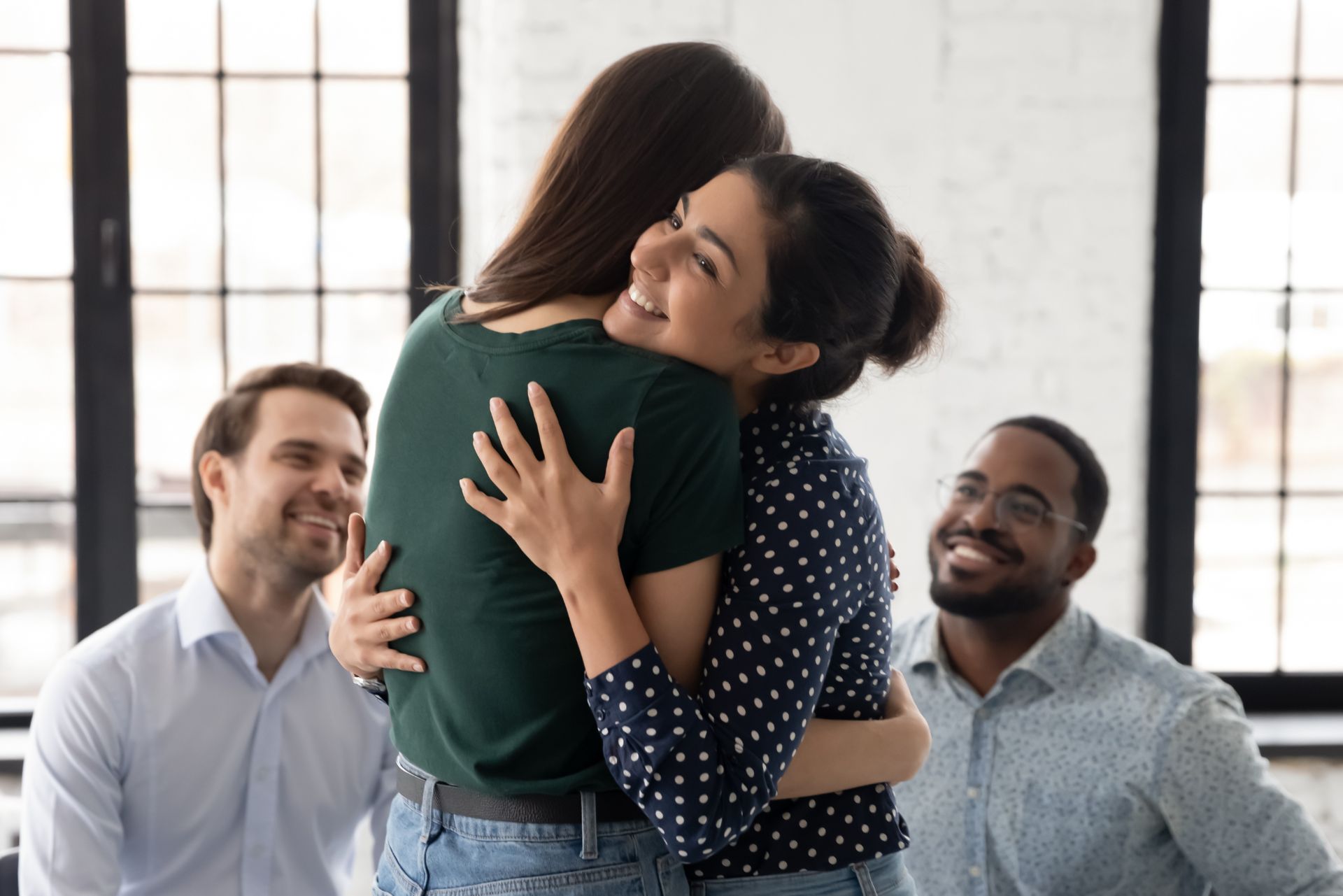 Personne en situation de surcharge émotionnelle, recevant du soutien émotionnel dans un environnement professionnel, illustrant les défis rencontrés par les personnes hyperempathiques.