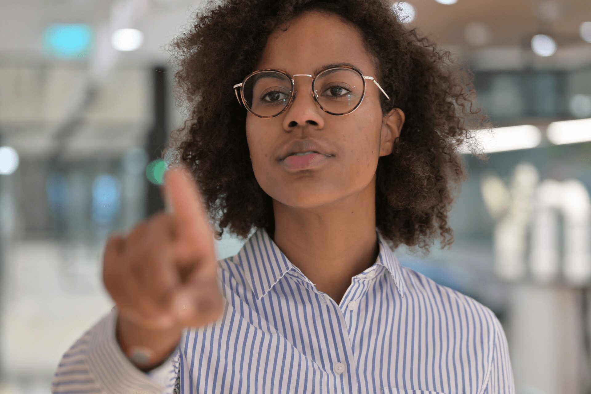 Femme confiante faisant un geste stop, illustrant l’importance d’apprendre à poser ses limites avec assurance