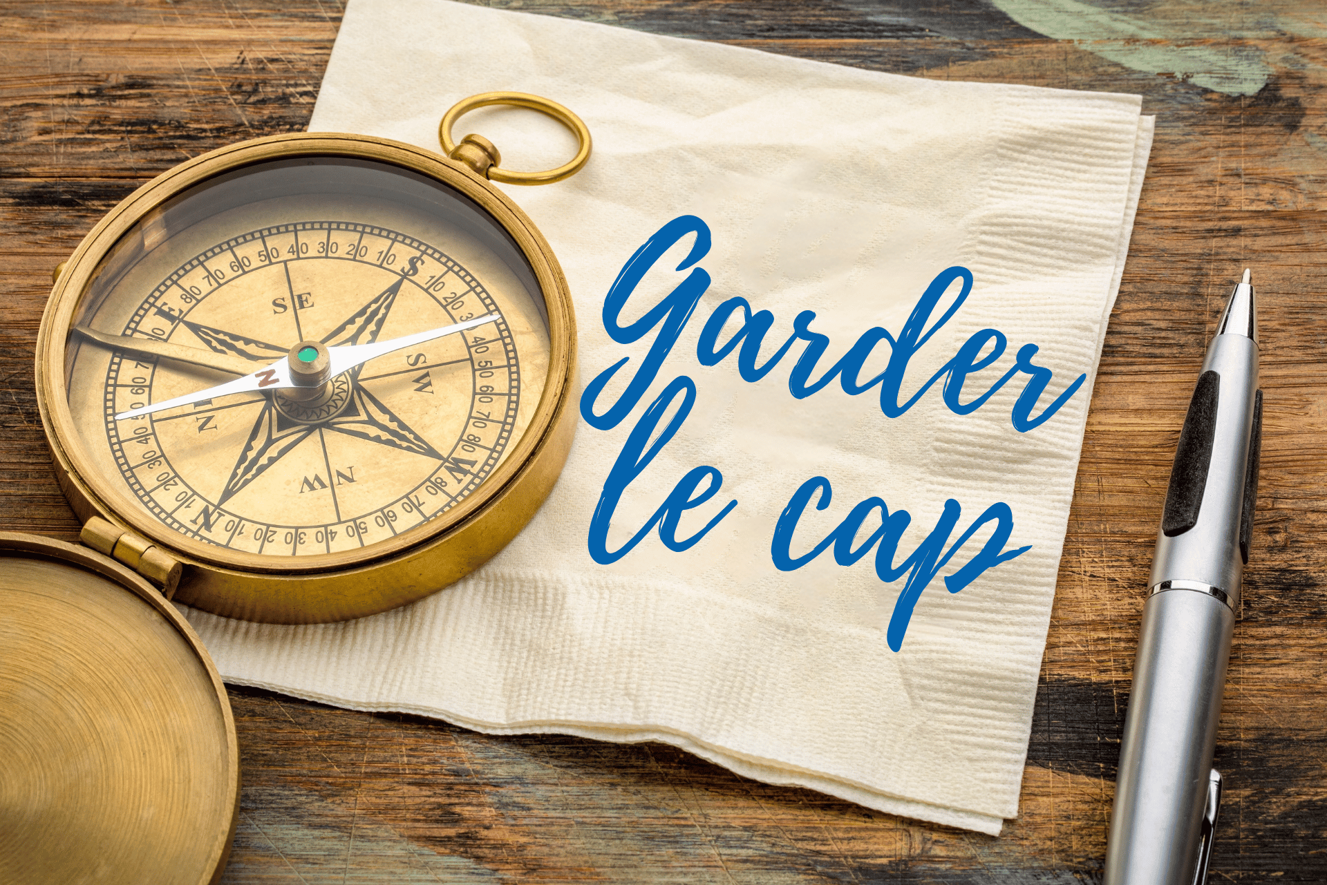 Garder le cap en 2025 : une boussole posée sur une table symbolise la direction à suivre malgré les défis et incertitudes.