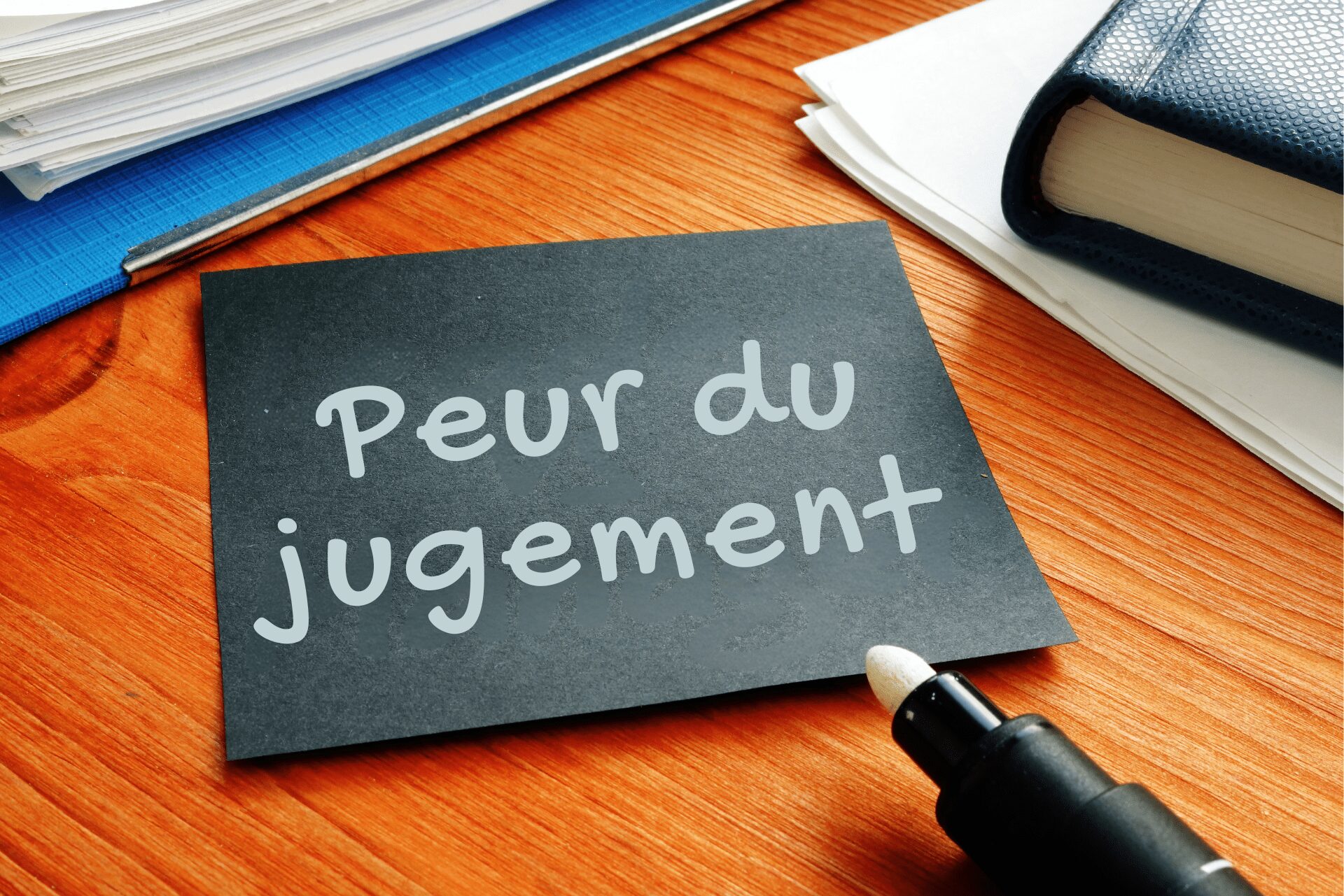 Peur du jugement : tableau noir avec inscription en blanc, symbolisant la crainte du regard des autres.
