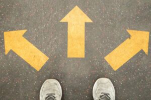 Changer de voie : choisir une nouvelle direction professionnelle en explorant ses motivations et aspirations profondes.