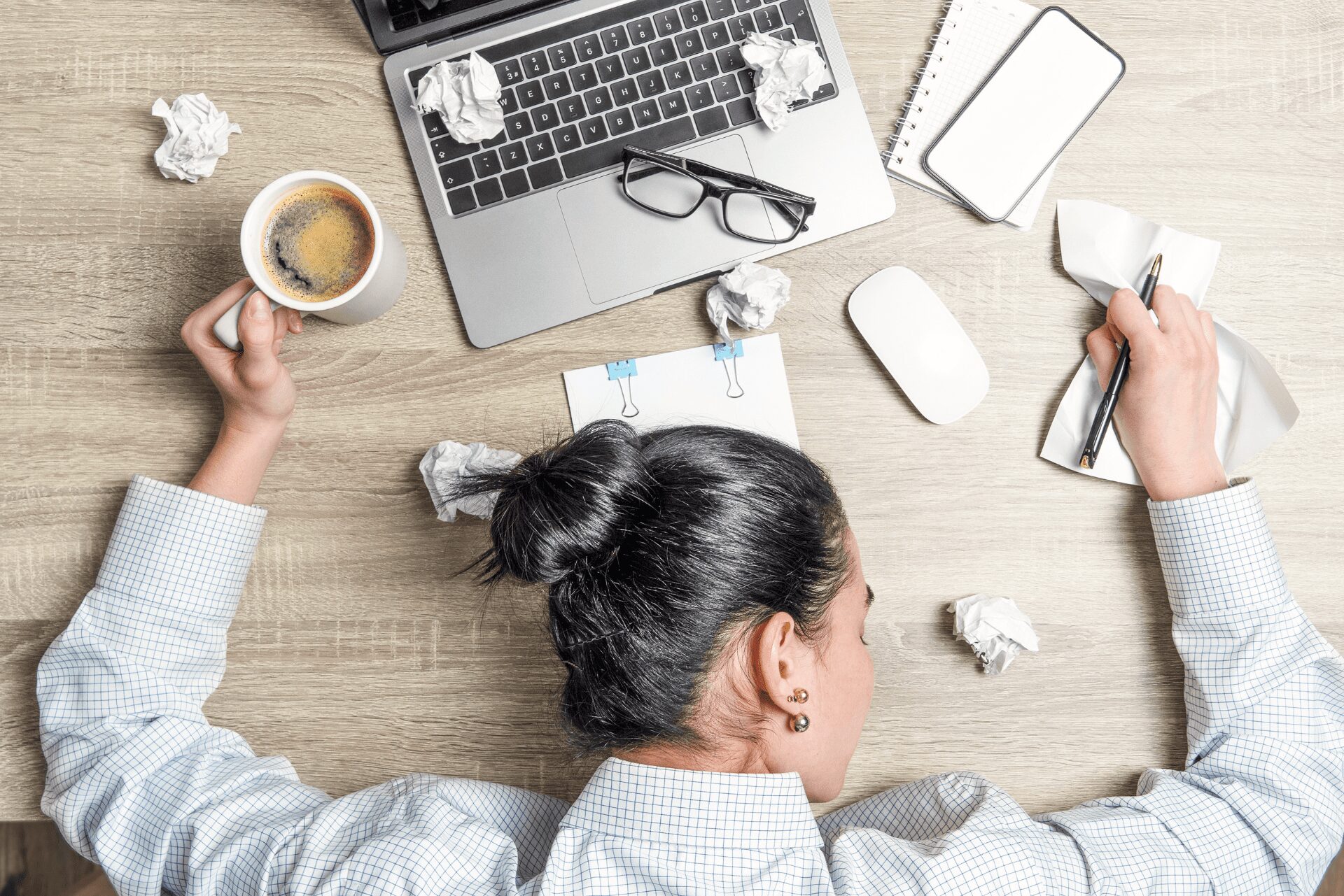 Construire un projet : femme concentrée à son bureau, entre organisation, réflexion et gestion des imprévus du quotidien.
