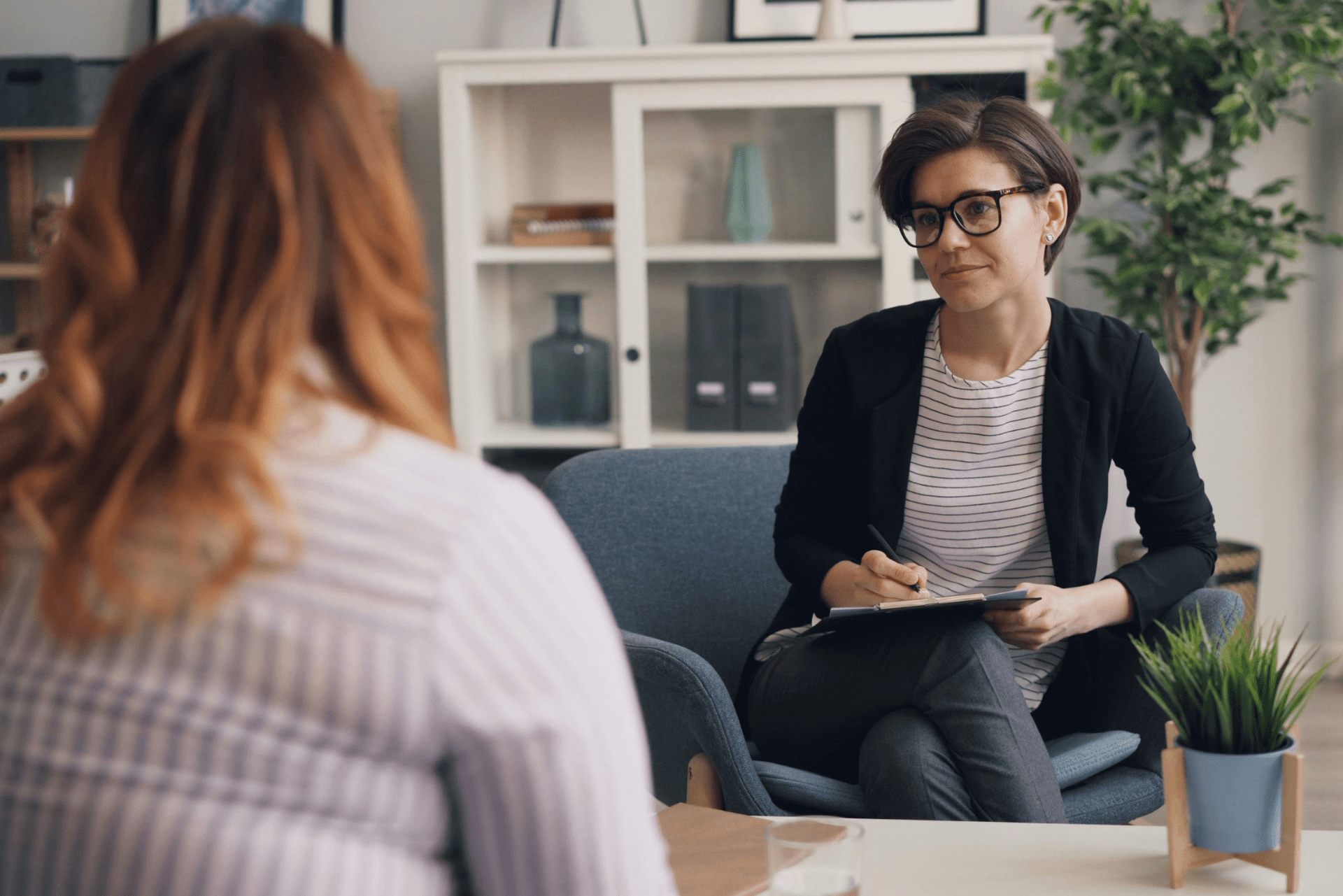 Coach professionnel en entretien individuel accompagnant une personne pour clarifier ses objectifs et dépasser ses blocages au travail.