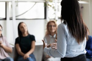 Coaching management : trois professionnelles en discussion pour développer le leadership et booster la performance en équipe