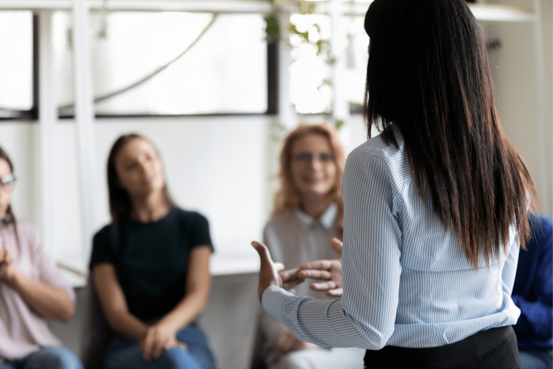 Coaching management : trois professionnelles en discussion pour développer le leadership et booster la performance en équipe