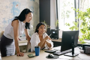 Manager et collaboratrice en échange illustrant l'intelligence émotionnelle au travail et le leadership