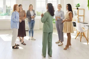 Communication assertive : un groupe de personnes participe à un atelier pour apprendre à s'affirmer avec clarté et respect.