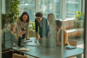 Management participatif : une équipe échange autour d'un projet afin de favoriser la collaboration et la prise de décision collective.