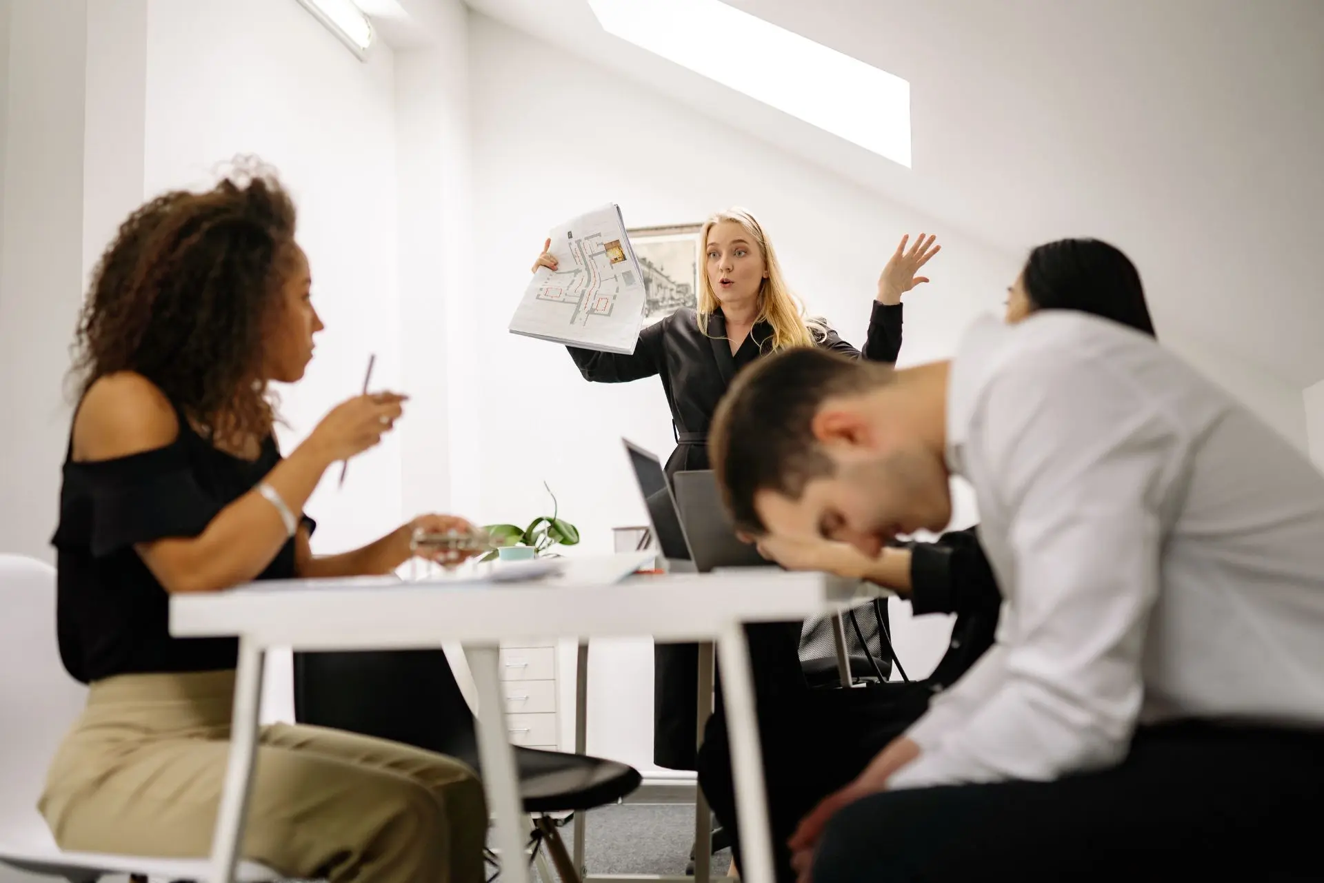 Gestion des conflits au travail : une équipe confrontée à une situation de désaccord entre collègues.